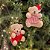 Casal Ursinho Pelúcia Pendente Natal Creme Roupa Vermelha Listrada 10cm - Magizi - Imagem 2