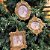 Jogo 3 Porta Retrato Decorativo Rosê Gold Para Árvore Natal 10cm - Magizi - Imagem 4