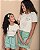 Conjunto verão Mãe e Filha Camiseta Bordada 'Seja leve' e Shorts com babados - Tamanhos 2 ao GG - Imagem 3