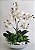 Arranjo de Orquídeas Brancas de silicone mais folhagens de Eucalipto e Vaso de Vidro Cromado na Cor Prata - Imagem 1