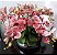 Arranjo com 4 orquídeas rosas de slicone + folhagens e vaso de vidro cromado prata - Imagem 2