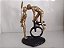 ESCULTURA CASAL CICLISTA ADORNO DECORATIVO CICLISTA - Imagem 1