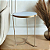 Mesa Lateral Redonda Alta TRÍADE Dourada com Vidro Branco Design Minimalista - Imagem 1