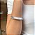 Bracelete Delicado na Cor Prata com Detalhe Escovado - Imagem 2
