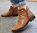 BOTA COURO 679 CARAMELO /  PLISSADA UM DETALHE COM MUITO ESTILO - Imagem 3