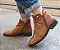 BOTA COURO 679 CARAMELO /  PLISSADA UM DETALHE COM MUITO ESTILO - Imagem 7