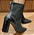 BOTA COURO NOBUCK 73059 PRETO / PRETO TEXTURIZADO
CONFORTO COM SEU SALTO BLOCO E ELEGÂNCIA NO BICO FINO - Imagem 6