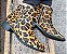 BOTA COURO PÊLO 24401 CARAMELO TEXTURIZADO
ESBANJANDO MUITA OUSADIA E ELEGÂCIA COM ESSA ANIMAL PRINT - Imagem 13