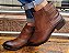 BOTA COURO 87171 MARROM ESTONADA / DETALHE RECORTES EM TIRAS / DOSE EXTRA DE BELEZA E CONFORTO NO SEU LOOK - Imagem 2