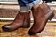 BOTA COURO 87171 MARROM ESTONADA / DETALHE RECORTES EM TIRAS / DOSE EXTRA DE BELEZA E CONFORTO NO SEU LOOK - Imagem 5