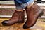 BOTA COURO 87171 MARROM ESTONADA / DETALHE RECORTES EM TIRAS / DOSE EXTRA DE BELEZA E CONFORTO NO SEU LOOK - Imagem 6
