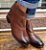 BOTA COURO 87171 MARROM ESTONADA / DETALHE RECORTES EM TIRAS / DOSE EXTRA DE BELEZA E CONFORTO NO SEU LOOK - Imagem 9