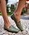 LOAFER EM COURO 79999 VERDE /  DETALHE RECORTES - Imagem 2