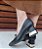 SCARPIN 25201 PRETO / SALTO BAIXO FORRADO / DETALHE DOURADO - Imagem 2