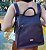 BOLSA MOCHILA EM COURO 1289 / MARINHO / ELEGÂNCIA E PRATICIDADE PARA O SEU DIA / DIVERSOS COMPARTIMENTOS COM FORRO INTERNO 100% ALGODÃO / ZIPER COM PUXADOR EM COURO E ALÇA REGULÁVEL / APOIADOR DE SUPERFÍCIE - Imagem 2