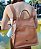 BOLSA MOCHILA EM COURO 1289 CARAMELO / ELEGÂNCIA E PRATICIDADE PARA O SEU DIA / DIVERSOS COMPARTIMENTOS COM FORRO INTERNO / ZÍPER COM PUXADOR EM COURO E ALÇA REGULÁVEL / APOIADOR DE SUPERFÍCIE - Imagem 2