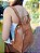 BOLSA MOCHILA EM COURO 1289 CARAMELO / ELEGÂNCIA E PRATICIDADE PARA O SEU DIA / DIVERSOS COMPARTIMENTOS COM FORRO INTERNO / ZÍPER COM PUXADOR EM COURO E ALÇA REGULÁVEL / APOIADOR DE SUPERFÍCIE - Imagem 1