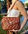 BOLSA EM COURO  MATELASSÊ 1277 CARAMELO / PERFEITA PARA TODOS OS MOMENTOS / ELEGÂNCIA E PRATICIDADE COM UM DESIGN ANTEMPORAL  / ALÇAS COM CORRENTE QUE NÃO OXIDA / FORRO 100% ALGODÃO - Imagem 2