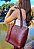 BOLSA EM COURO 1260 BORDÔ TEXTURIZADA / COM  DUPLAS ALÇAS DE OMBRO  / FORRO 100% ALGODÃO / APOIADOR DE SUPERFÍCIE / CONTEMPORÂNEA E ELEGANTE - Imagem 1
