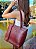 BOLSA EM COURO 1260 BORDÔ TEXTURIZADA / COM  DUPLAS ALÇAS DE OMBRO  / FORRO 100% ALGODÃO / APOIADOR DE SUPERFÍCIE / CONTEMPORÂNEA E ELEGANTE - Imagem 2