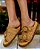 CHINELO EXTREMO CONFORTO 300275 NUDE PALHA COM PEDRAS CRISTAL DOURADAS / O CHINELO SLIDE ESTA COM TUDO / COM UMA PALMILHA MEGA CONFORTÁVEL E UMA PEGADA DESCOLADA POSSIBILITANDO  COMBINAÇÕES CASUAIS  VARIADAS / DEIXA SEU LOOK COM ESTILO - Imagem 3