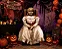 Totem Decorativo Halloween Annabelle – 100x72cm – Painel Cartonado - Imagem 1