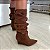 Bota cano médio Slouchy Bianca camurça marrom - Imagem 4