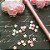 Caneta Gel Sakura - Flor com lantejoulas - Imagem 3