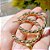 Brinco argola entrelaçada lisa em banho de ouro 18k - Imagem 3