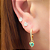 Brinco argola banhado em ouro 18k cravejada de zircônias cristais com um coração de zircônia verde esmeralda - Imagem 2