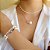 Colar de cristais brancos com brilho e detalhes em ouro 18k - Imagem 4