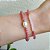 Pulseira elástica de jade rosa com pérola cultivada e bolinhas em banho de ouro 18k - Imagem 2