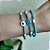 Pulseira elástica de cristais azul claro com coração em howlita azul pérolas cultivadas e bolinhas em banho de ouro 18k - Imagem 2