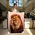 Quadro Decorativo Canvas Animal Selvagem Leão Olhos Amarelos e Fundo Rosé Vertical - Imagem 7