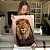 Quadro Decorativo Canvas Animal Selvagem Leão Olhos Amarelos e Fundo Rosé Vertical - Imagem 5