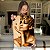 Quadro Decorativo Canvas Mulher Beleza Feminina Penas Douradas Mão no Queixo Vertical - Imagem 5
