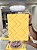 3068] Kit 8 Peças Mesa Posta - 4 Sousplast para Pratos e 4 Porta Copos Geométrico Fundo Amarelo e Degrade Dourado - Imagem 3