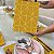 3067] Kit 8 Peças Mesa Posta - 4 Sousplast para Pratos e 4 Porta Copos Geométrico Fundo Amarelo e Dourado - Imagem 1