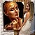 Quadro Decorativo Mulher com Maquiagem Dourada Gotas de Tinta Dourada - Imagem 1