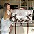 Quadro Decorativo Flutuante Floral Pintura de Flores Brancas Fundo Cinza Horizontal - Imagem 1