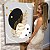 Quadro Decorativo Flutuante Composição Abstrata de Folhas Douradas com Preto Vertical - Imagem 1