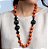 Colar Artesanal Laranja e Preto em Resina - Imagem 4