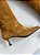 Alice - Bota Couro Camurça Cano Longo Bico Fino Salto Kitten Mostarda - Imagem 10