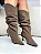 Alice - Bota Couro Camurça Cano Longo Bico Fino Salto Kitten Taupe - Imagem 4