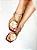 Lira - Sandália Feminina Rasteira Flat Tiras Finas com Flor Palha Caramelo - Imagem 5