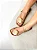 Lira - Sandália Feminina Rasteira Flat Tiras Finas com Flor Palha Caramelo - Imagem 2