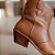 Bota Giovana Western Caramelo - Karine Daher - Imagem 7