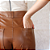 Calça Couro Pelica Tradicional Caramelo - Karine Daher - Imagem 6