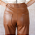 Calça Couro Pelica Tradicional Caramelo - Karine Daher - Imagem 7