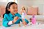 BONECA BARBIE MALIBU VIAJANTE COM ACESSORIOS HJY18 - Imagem 4